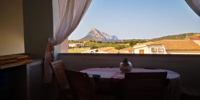 Vista generica sulle montagne o vista sulle montagne dall'interno dell'appartamento