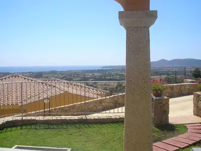 Vista generica sulle montagne o vista sulle montagne dall'interno della casa vacanze