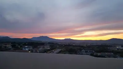 Vista generica sulle montagne o vista sulle montagne dall'interno della casa vacanze