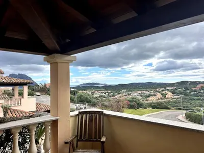 Vista generica sulle montagne o vista sulle montagne dall'interno della casa vacanze