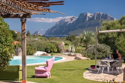 Vista generica sulle montagne o vista sulle montagne dall'interno dell'hotel