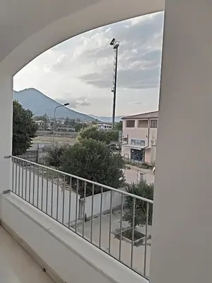 Vista generica sulle montagne o vista sulle montagne dall'interno dell'appartamento