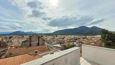 Vista generica sulle montagne o vista sulle montagne dall'interno della casa vacanze