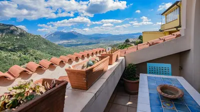 Vista generica sulle montagne o vista sulle montagne dall'interno dell'appartamento