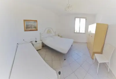 Letto o letti in una camera di Cosy home with private parking by the sea