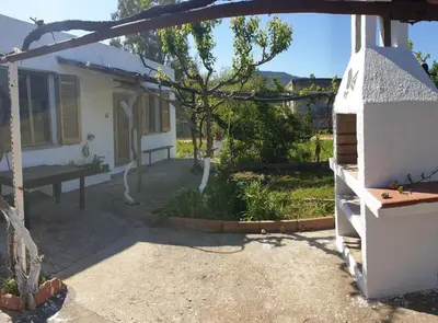 Giardino di Cosy home with private parking by the sea