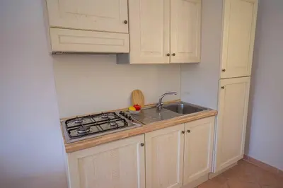 Cucina o angolo cottura di residence baia sant anna con piscina