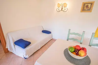 Letto o letti in una camera di residence baia sant anna con piscina