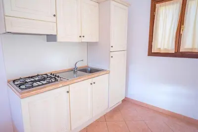 Cucina o angolo cottura di residence baia sant anna con piscina