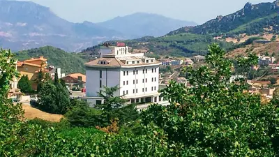 Vista generica sulle montagne o vista sulle montagne dall'interno dell'hotel