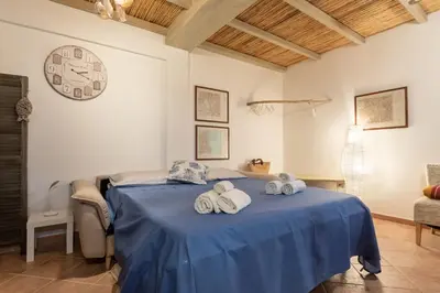 Letto o letti in una camera di Cala Liberotto-Raffinata taverna con camino