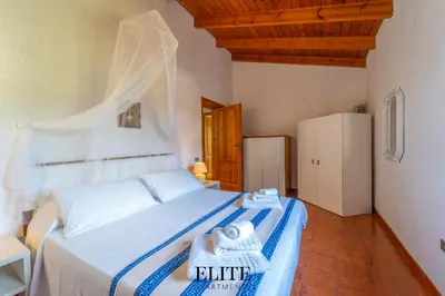 Letto o letti in una camera di Magnifica villa immersa nella natura con spa privata a due passi dal mare