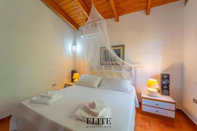 Letto o letti in una camera di Magnifica villa immersa nella natura con spa privata a due passi dal mare