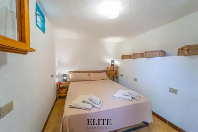 Letto o letti in una camera di Magnifica villa immersa nella natura con spa privata a due passi dal mare