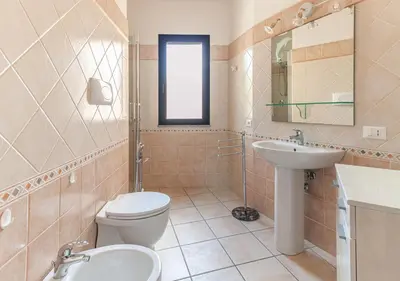 Bagno di Comodità di una recente costruzione con posto auto