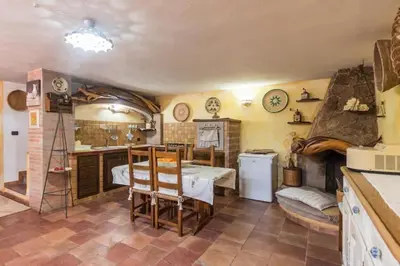 Cucina o angolo cottura di villa con immenso giardino