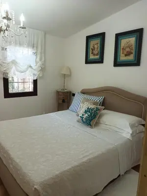 Letto o letti in una camera di villa con immenso giardino