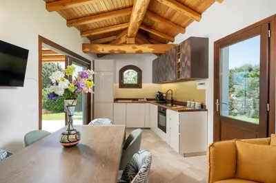 Cucina o angolo cottura di Seafront Villa - 5min to BRANDINCHI I Exclusive Garden I Private Beach I BBQ I Wi-Fi