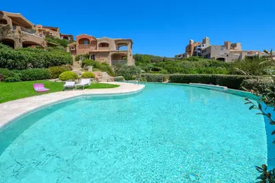 Piscina di Villetta Azzurro - SHERDENIA Luxury Apartments o nelle vicinanze