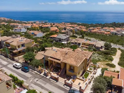 Vista generica sul mare o vista sul mare dall'interno dell'appartamento