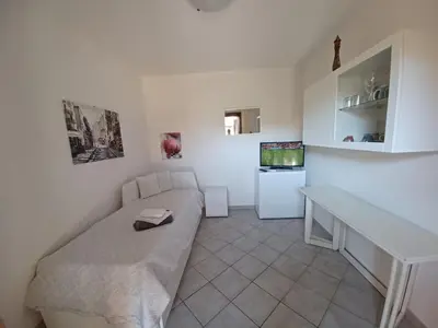 TV o dispositivi per l'intrattenimento presso CASA SIBILLA bi-locale con terrazza a 60 metri dal mare