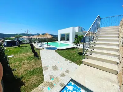 Piscina di Villa Lorisa o nelle vicinanze