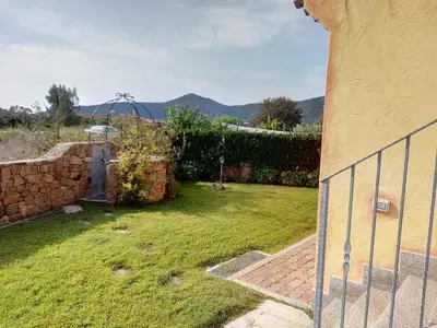 Vista generica sulle montagne o vista sulle montagne dall'interno della villa