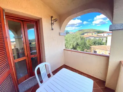 Vista generica sulle montagne o vista sulle montagne dall'interno dell'appartamento
