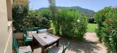Vista generica sulle montagne o vista sulle montagne dall'interno dell'appartamento