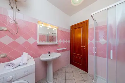 Bagno di Appartamento sette posti vicino al centro di San Teodoro