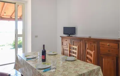 TV o dispositivi per l'intrattenimento presso 1 Bedroom Pet Friendly Home In Orosei