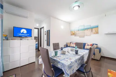 TV o dispositivi per l'intrattenimento presso Appartamento moderno a 500 MT dalle sabbie bianche