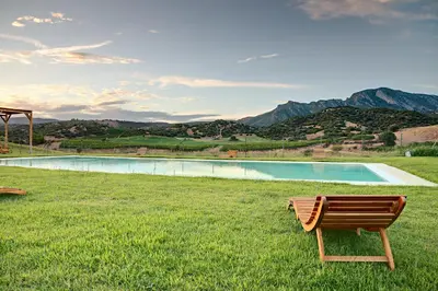 Vista generica sulle montagne o vista sulle montagne dall'interno della villa