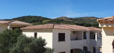 Vista generica sulle montagne o vista sulle montagne dall'interno dell'appartamento