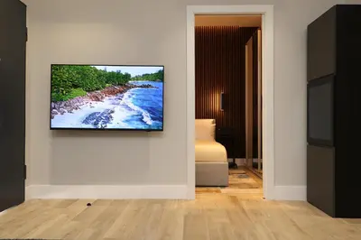 TV o dispositivi per l'intrattenimento presso Renovated & fully equipped-Luxurious-2Room Fontana Suite, it just doesn't get any better!