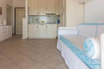Cucina o angolo cottura di GuestHost - Amazing Sea View Flat with Swimming Pool!