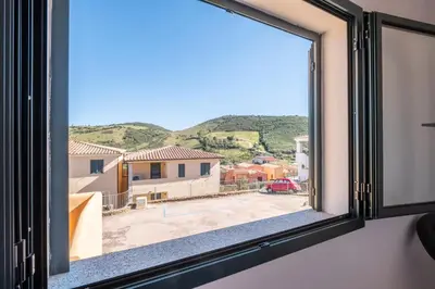 Vista generica sulle montagne o vista sulle montagne dall'interno dell'appartamento