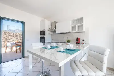 Cucina o angolo cottura di [SEA 10MIN] Modern house with pool in the hills