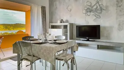 TV o dispositivi per l'intrattenimento presso Vista Mare San Teodoro Monolocale a 200m dalla Spiaggia Salina Bamba